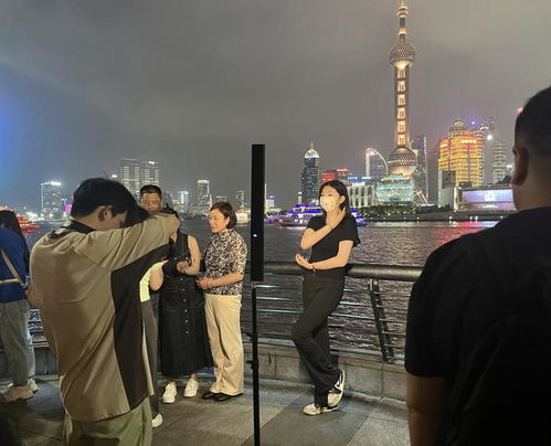 外灘觀景權(quán)之爭(zhēng) 當(dāng)“長(zhǎng)槍短炮”圈占公共風(fēng)景線(xiàn)